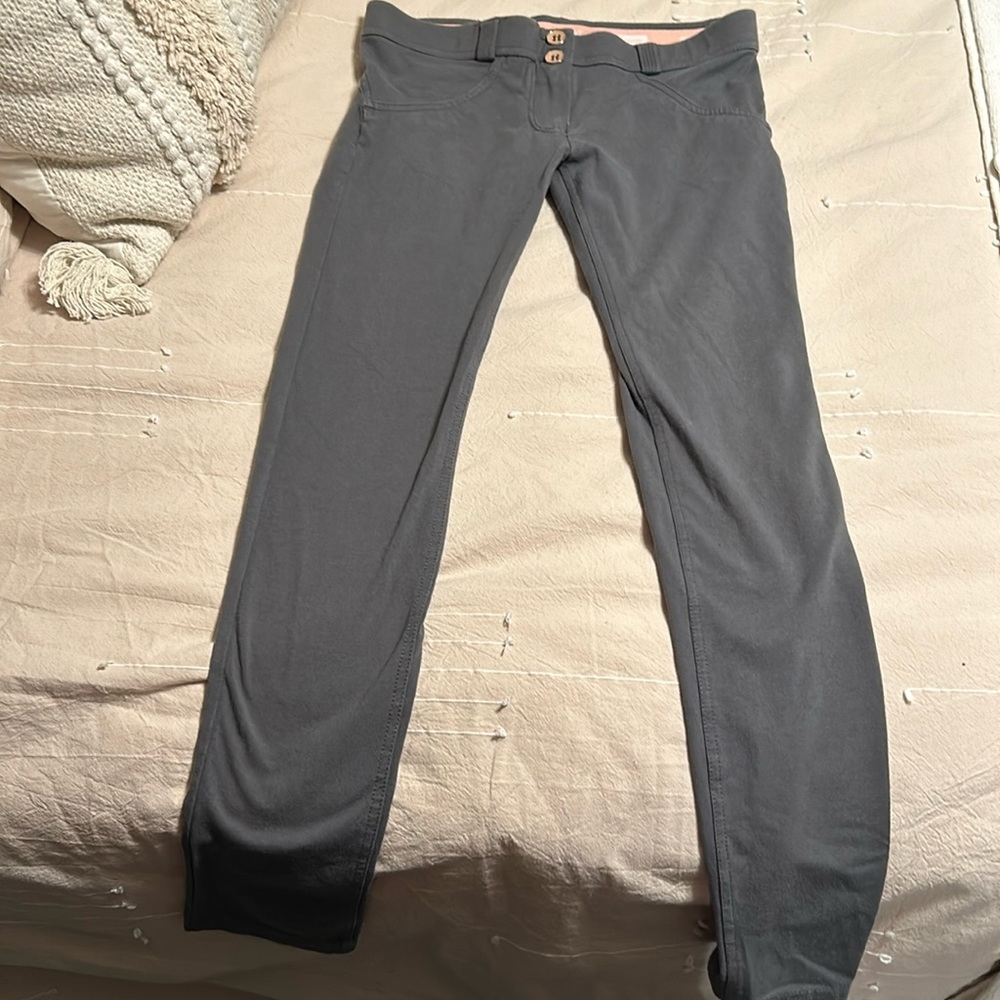 Gray leggings with lift